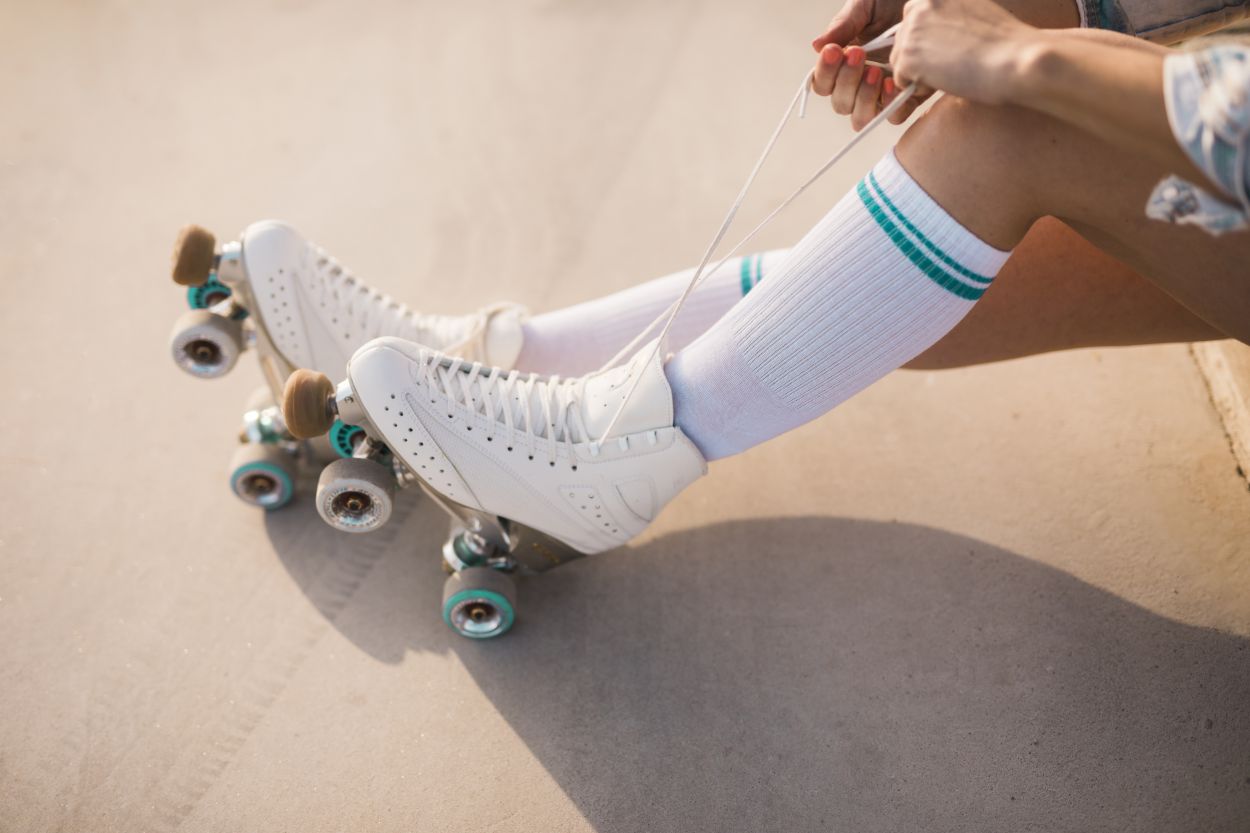 tying roller skate lace